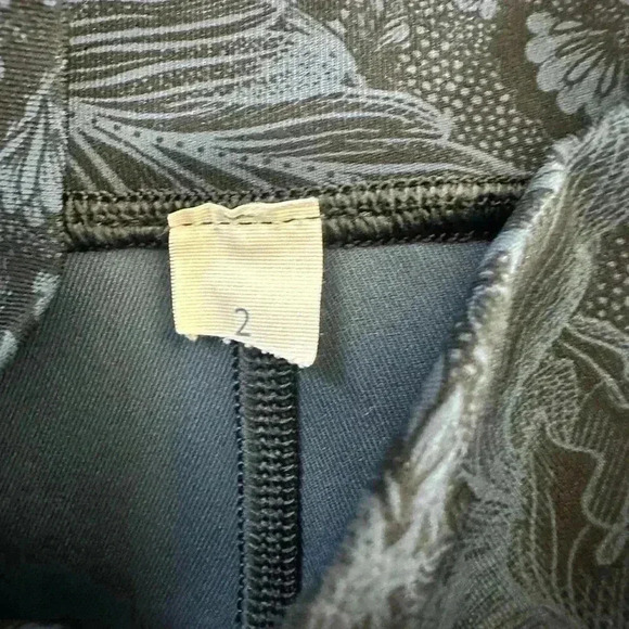 Lululemon Wunder Under Crop Hi-Rise Full-On Luxtreme 22”
Size 2 - Picture 4 of 5